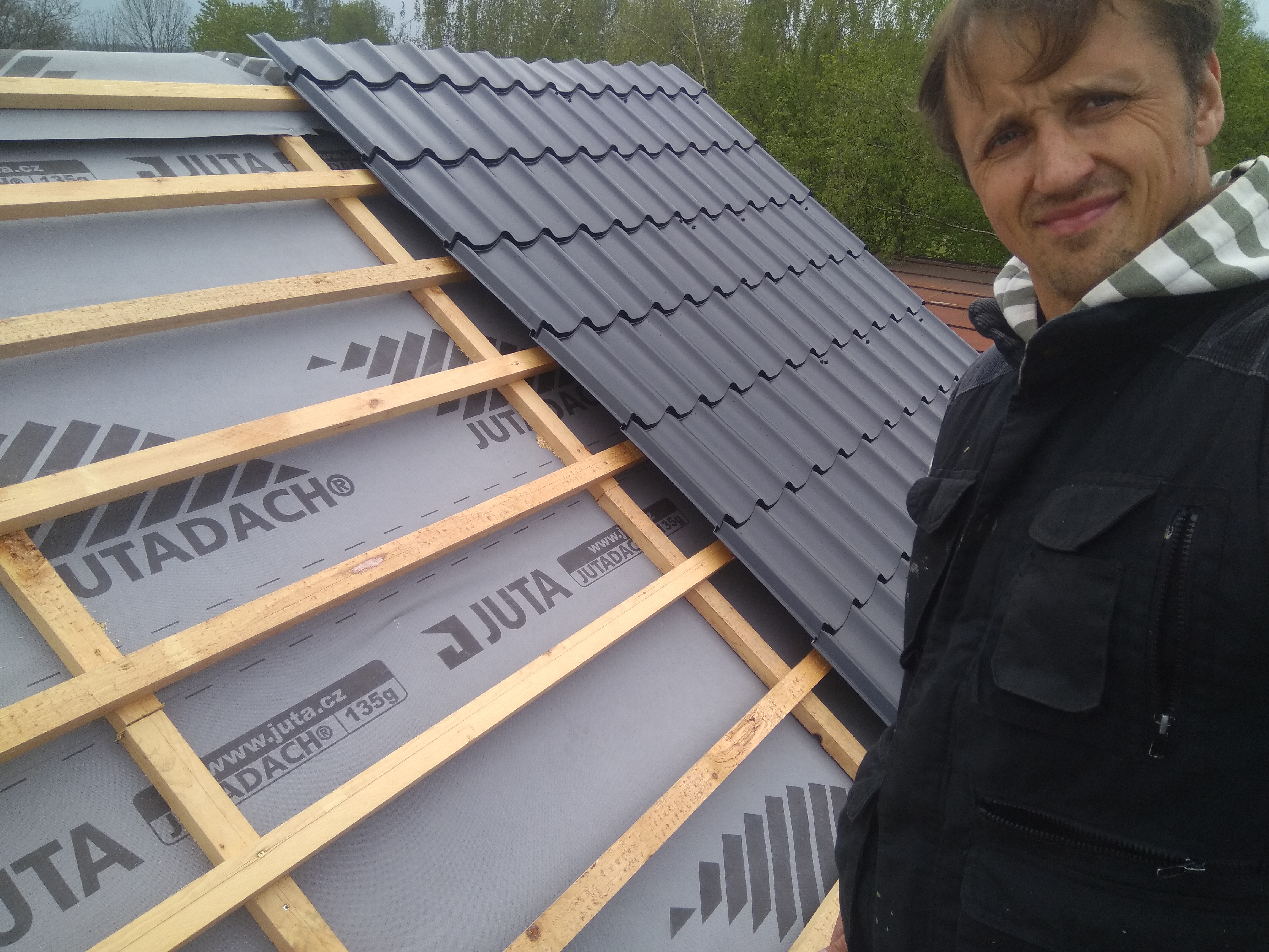 postup pokrývání střechy plechovými šablonami